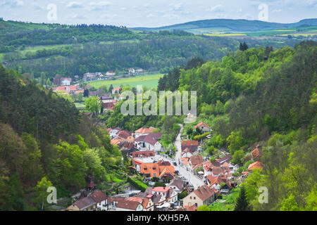 Karlstejn village d'oiseau. C'est une petite ville de marché dans la région de la République tchèque Banque D'Images