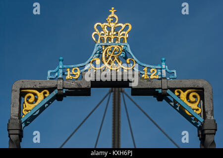 La passerelle dans le port entre Christiansø et Frederiksø est décoré avec le sceau royal et le monogramme. Banque D'Images