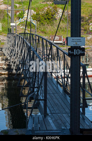 La passerelle dans le port entre Christiansø et Frederiksø est décoré avec le sceau royal et le monogramme. Banque D'Images