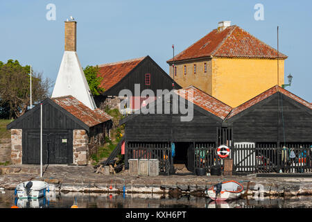 Les canonnières cabanes, cheminée sur smokehouse et la prison, Frederiksø, Ertholmene, Bornholm, Danemark Banque D'Images