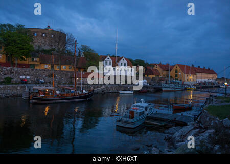 Grande tour et le Port avec passerelle entre Christiansø et Frederiksø en soirée, Ertholmene, Bornholm, Danemark Banque D'Images