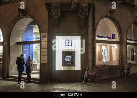 MUNICH, ALLEMAGNE - le 17 décembre 2017 : le logo de la Deutsche Bank et ATM sur l'une de leurs branches Munich prise lors d'une nuit enneigée. Deutsche Bank est l'un des th Banque D'Images