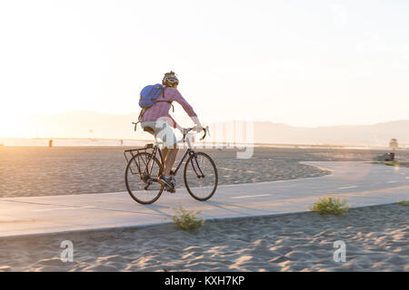 Un homme rides le long de la piste cyclable à Playa Del Rey, en Californie. Banque D'Images