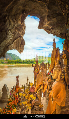 Vue à partir de la caverne Pak Ou. Statue de Bouddha sur l'avant-plan. Luang Prabang. Le Laos. Banque D'Images