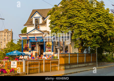 Le mât et le salon restaurant tordues dans la région de la Baie James, Victoria connu comme le jardin de ville sur l'île de Vancouver en Colombie-Britannique, Canada Banque D'Images