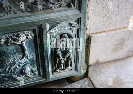 Le Saint Rainerius porte de la cathédrale de Pise Pise en Italie avec ses reliefs en bronze du Nouveau Testament Banque D'Images