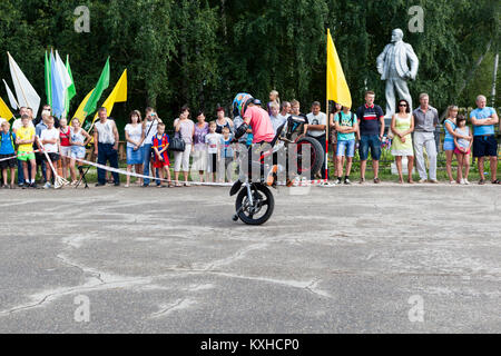 Verkhovazhye, Vologda Region, Russie - le 10 août 2013 : debout sur la roue avant d'une moto dans l'exécution de Thomas Kalinin. Verkhovazhye E Banque D'Images