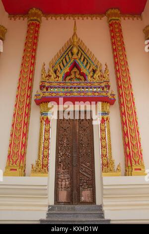 Statue de Bouddha voir à travers la porte du temple. Généralité en Thaïlande n'importe quel type d'art dans la décoration de l'église bouddhiste temple temple pavillon Monk's hall Banque D'Images