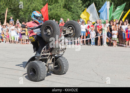 Verkhovazhye, Vologda Region, Russie - le 10 août 2013 : équitation sur les roues arrière ATV Thomas Kalinin. Thomas Kalinin la conduite d'une moto avec 3 ans Banque D'Images