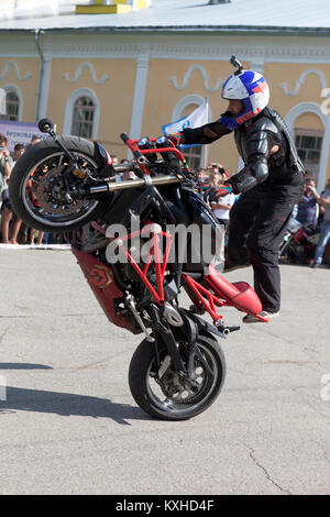 Verkhovazhye, Vologda Region, Russie - le 10 août 2013 : Cascades sur une moto par Alexei Kalinin Banque D'Images