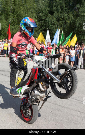 Verkhovazhye, Vologda Region, Russie - le 10 août 2013 : jeune cascadeur Thomas Kalinin. Thomas Kalinin la conduite d'une moto à 3 ans, il est maintenant Banque D'Images