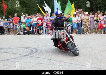 Verkhovazhye, Vologda Region, Russie - le 10 août 2013 : équitation sur une moto sans armes. Alexei Kalinine. Champion de la Baltique Bronze 2005 Banque D'Images