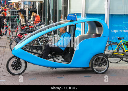 Amsterdam, Pays-Bas - 03 octobre, 2015 Location : cycliste de taxi attendent des passagers dans le centre-ville historique Banque D'Images