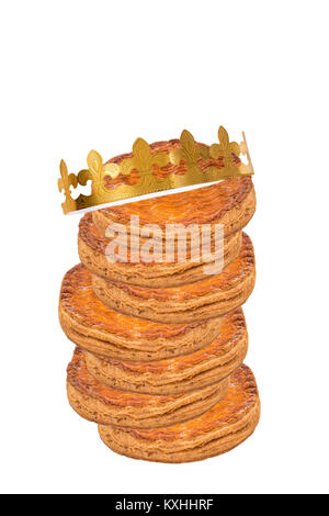 Libre pile de rois epiphanie gâteau avec couronne d'or against white background Banque D'Images