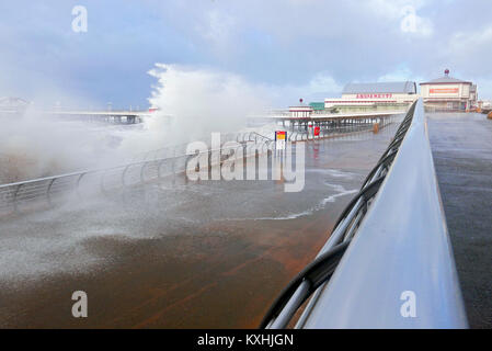 Vagues durant tempête sur front de mer à côté de la jetée nord de Blackpool Lancashire,hiver,,UK Banque D'Images