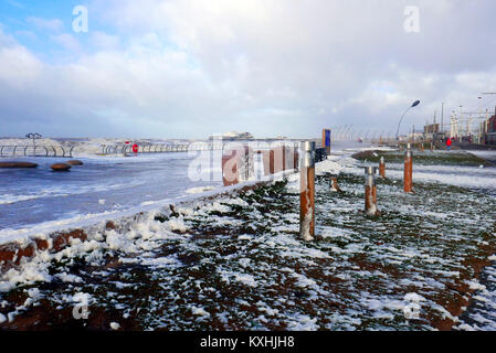 Vagues se brisant sur le front de mer pendant plus de tempête à proximité de North Pier en hiver,Blackpool Lancashire,,UK Banque D'Images