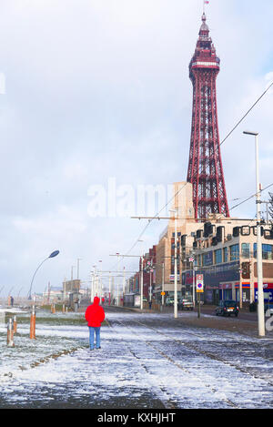homme en hiver par temps orageux portant une veste de fourrure chaude  31046634 Photo de stock chez Vecteezy