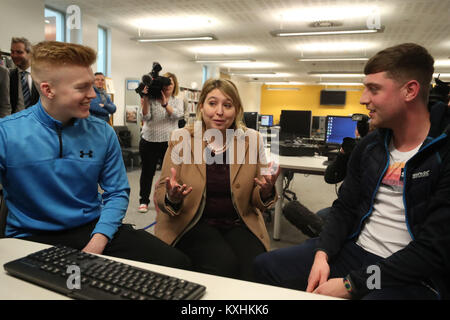 Karen Bradley rencontrer les étudiants à Belfast Metropolitan College dans le Titanic de la ville, au cours de sa première visite en tant que secrétaire de l'Irlande du Nord. Banque D'Images