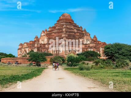 En Horsecart'autour des temples, le Myanmar bagn Banque D'Images