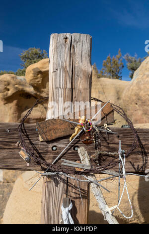 Walsenburg, Colorado - une croix avec une couronne d'épines barbelés dans un éventaire routier culte sur l'US Highway 160. Banque D'Images