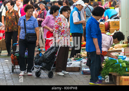 Marché Gukje ou Nampodong Marché International est un marché en Sinchang-dong, Jung, District de la ville de Busan, Yeongnam, Corée du Sud. Banque D'Images