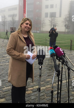 Karen Bradley parle aux médias en dehors de Belfast Metropolitan College dans le Titanic de la ville, au cours de sa première visite en tant que secrétaire de l'Irlande du Nord. Banque D'Images