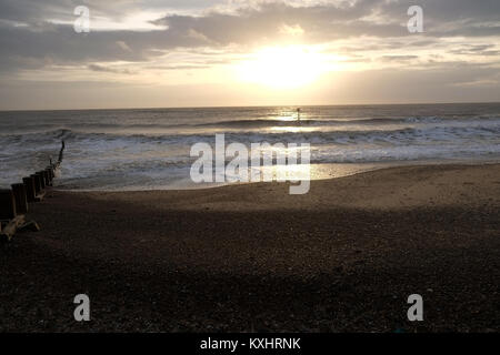 Lever du soleil sur la mer du Nord vu de Suffolk Southwold Banque D'Images