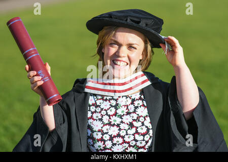 Le paralympien Ellie Simmonds reçoit un diplôme honorifique de l'université de Swansea au cours de la cérémonie de diplôme pour le Collège des Sciences de la santé humaine et dans le Grand Hall de l'université. Banque D'Images