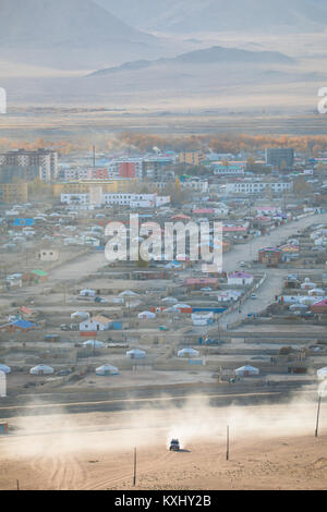 Ville Ville Hovd Khovd coucher de cheminées de fumée brûler du charbon pour rester au chaud et froid en hiver mongol Banque D'Images