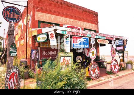 Erick, Oklahoma, USA - Le 20 juillet 2017 : Sandhills Curiosity Shop situé à Erick - le plus ancien bâtiment de la ville de marché de la viande. C'est une grande collection de Banque D'Images