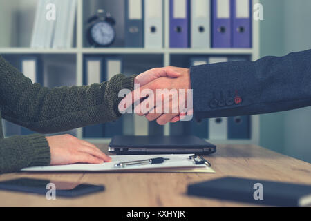 L'homme et la femme se serrer la main au cours d'une entente commerciale. Business Start up femme entrepreneur de faire à l'amiable avec de grandes sociétés société Banque D'Images