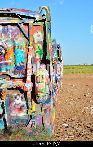 Amarillo, Texas - 21 juillet 2017 : Cadillac Ranch à Amarillo. Le Cadillac Ranch est une installation d'art public de vieilles épaves et un repère sur populaires Banque D'Images