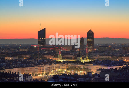 Tours de Part-Dieu, Lyon, lors d'un lever du soleil. Vu de la colline de Fourvière. Banque D'Images