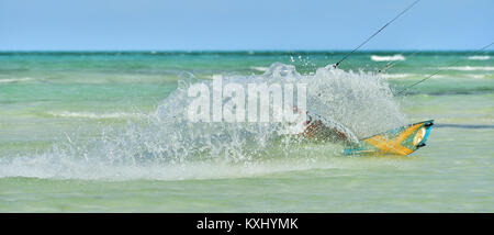 Man riding son kiteboard sur Cayo Guillermo en océan atlantique, profitez du kite surf. Décembre 2017 à Cuba. Caya Guillermo Banque D'Images