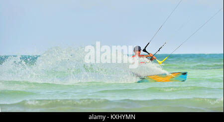 Man riding son kiteboard sur Cayo Guillermo en océan atlantique, profitez du kite surf. Décembre 2017 à Cuba. Caya Guillermo Banque D'Images