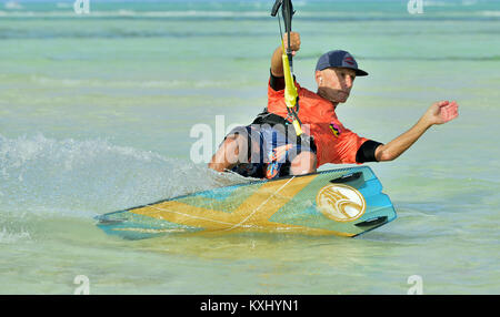 Man riding son kiteboard sur Cayo Guillermo en océan atlantique, profitez du kite surf. Décembre 2017 à Cuba. Caya Guillermo Banque D'Images