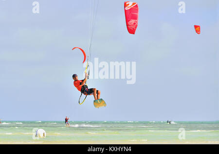 Cayo Guillermo, Cuba - 17 décembre 2017 : Man riding son kiteboard sur Cayo Guillermo en océan atlantique, profitez du kite surf. Décembre 2017 à Cuba. Caya Banque D'Images