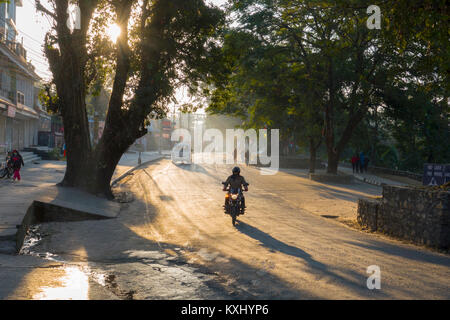 Tôt le matin sur la route du Lac Phewa, Pokhara, Népal Banque D'Images