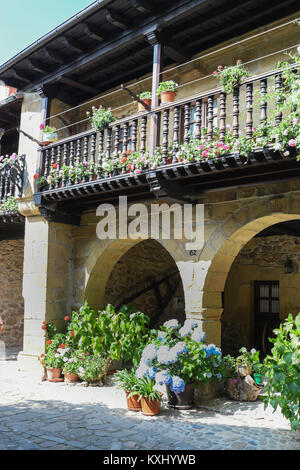 Maison typique avec porte à Barcena Mayor Cantabria Banque D'Images