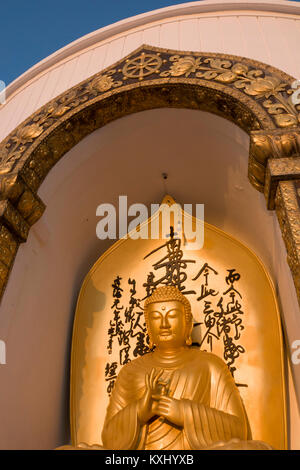 Statue de Bouddha en or à la paix mondiale pagode, Pokhara, Népal Banque D'Images