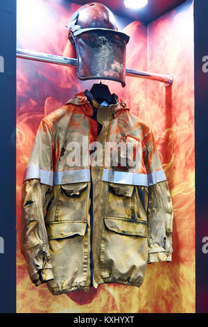 Veste de travail après l'exposition à une flamme nue Banque D'Images