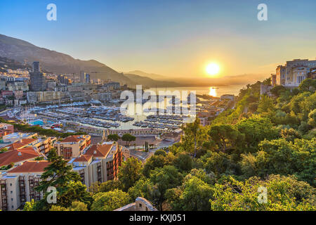 Monaco Ville Harbour lever du soleil sur les toits de la ville, Monte Carlo, Monaco Banque D'Images