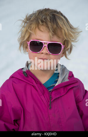 Portrait en gros plan d'un garçon portant des lunettes de soleil Banque D'Images