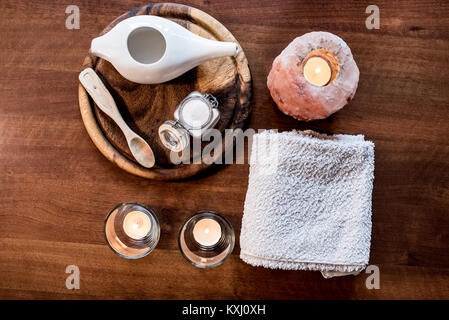 Pot neti, système ayurvédique pour le nettoyage du nez avec de l'eau et de sel rose de l'Hymalaia, ensemble avec une serviette, une hymalaian rose lampe de sel et d'autres bougies, spoon Banque D'Images