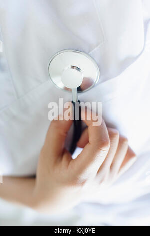 Gros plan du médecin examinant avec le stéthoscope Banque D'Images