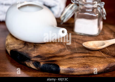 Pot neti ayurvédique, des outils pour nettoyer le nez avec de l'eau et le sel, sur une table en bois Banque D'Images