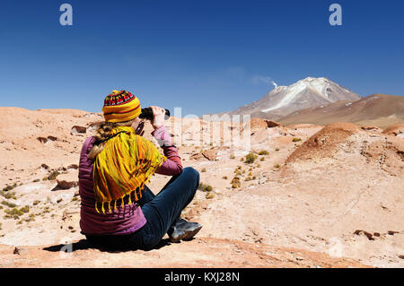 Bolivie - les plus belles Andes de l'Amérique du Sud. Le paysage est presque surréaliste, sans arbres, ponctué par de douces collines et volcans chiliens près de Banque D'Images