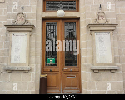 Une photographie de la mairie d'Aubréville dans la Meuse, en France, montrant des plaques commémoratives dédiées aux soldats locaux morts pendant la première et la seconde Guerre mondiale, symbolisant le souvenir et l'honneur civique. Banque D'Images