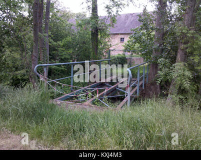 Photographie de mai 2016 montrant un pont endommagé en construction sur le Schnaudermühlgraben à Audigast, en Allemagne, documentant les besoins de réparation des infrastructures. Banque D'Images