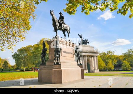 Statue du duc de Wellington et Wellington Arch, Hyde Park Corner, London, England, UK Banque D'Images